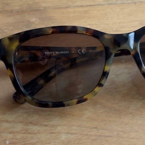 Tory Burch Tortoise Sunglasses with Orange Case - Picture 2 of 13